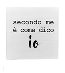 Dedica in legno verniciato con la scritta ''Secondo me è come dico io''